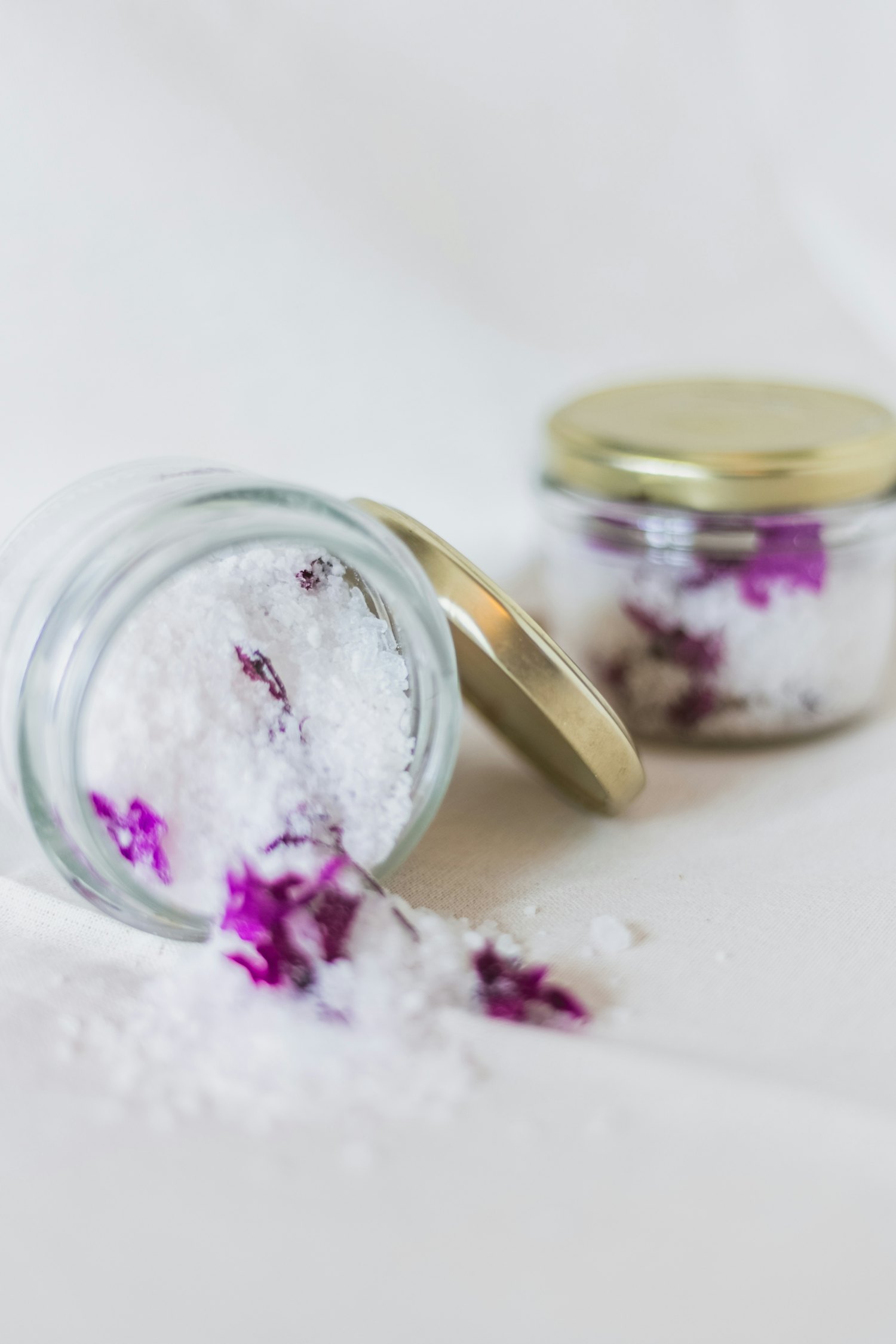 Frasco de sales de baño con flor de lavanda